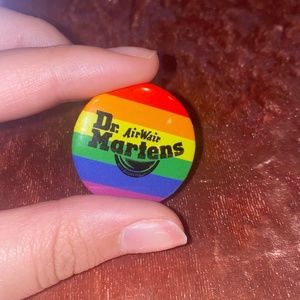 DR MARTENS PRIDE PIN